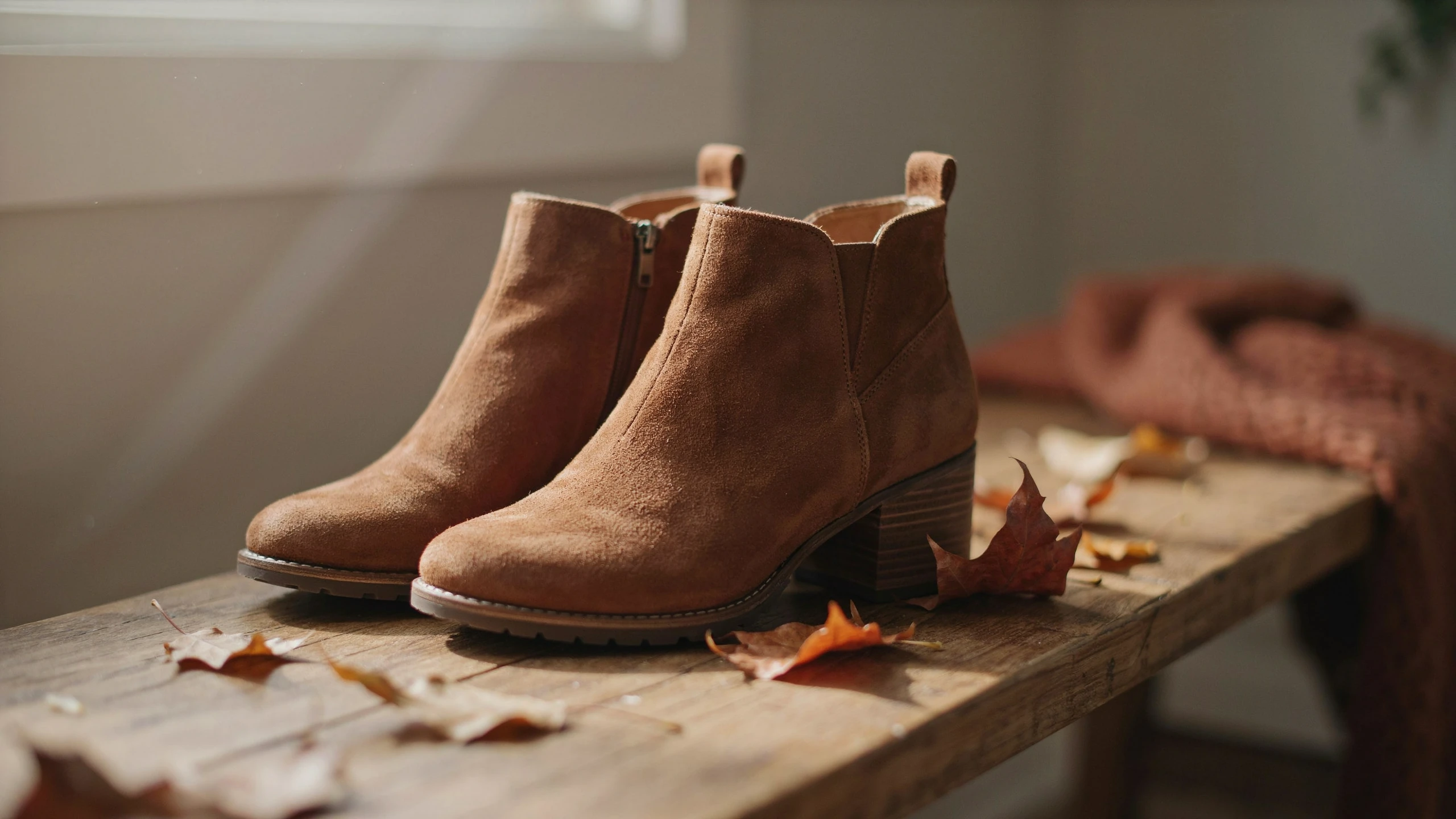 Produktfoto eines Paars Stiefeletten vor hellem Hintergrund